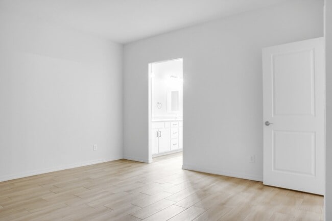 Building Photo - Beautiful Contemporary home with panoramic views! Community pool and club house use included.