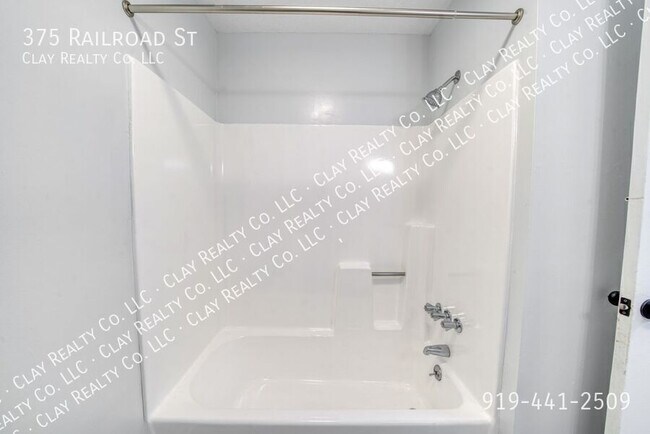 Building Photo - 375 Railroad St