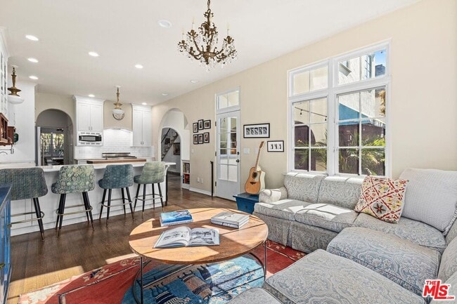 Building Photo - 537 N June St