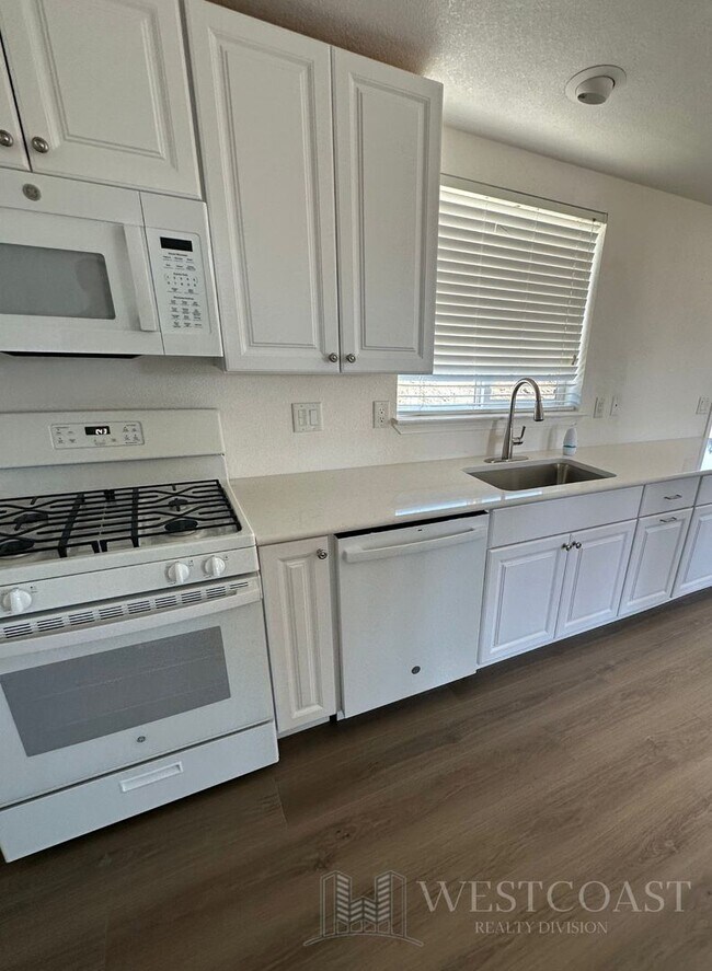 Building Photo - 41644 Valencia Way