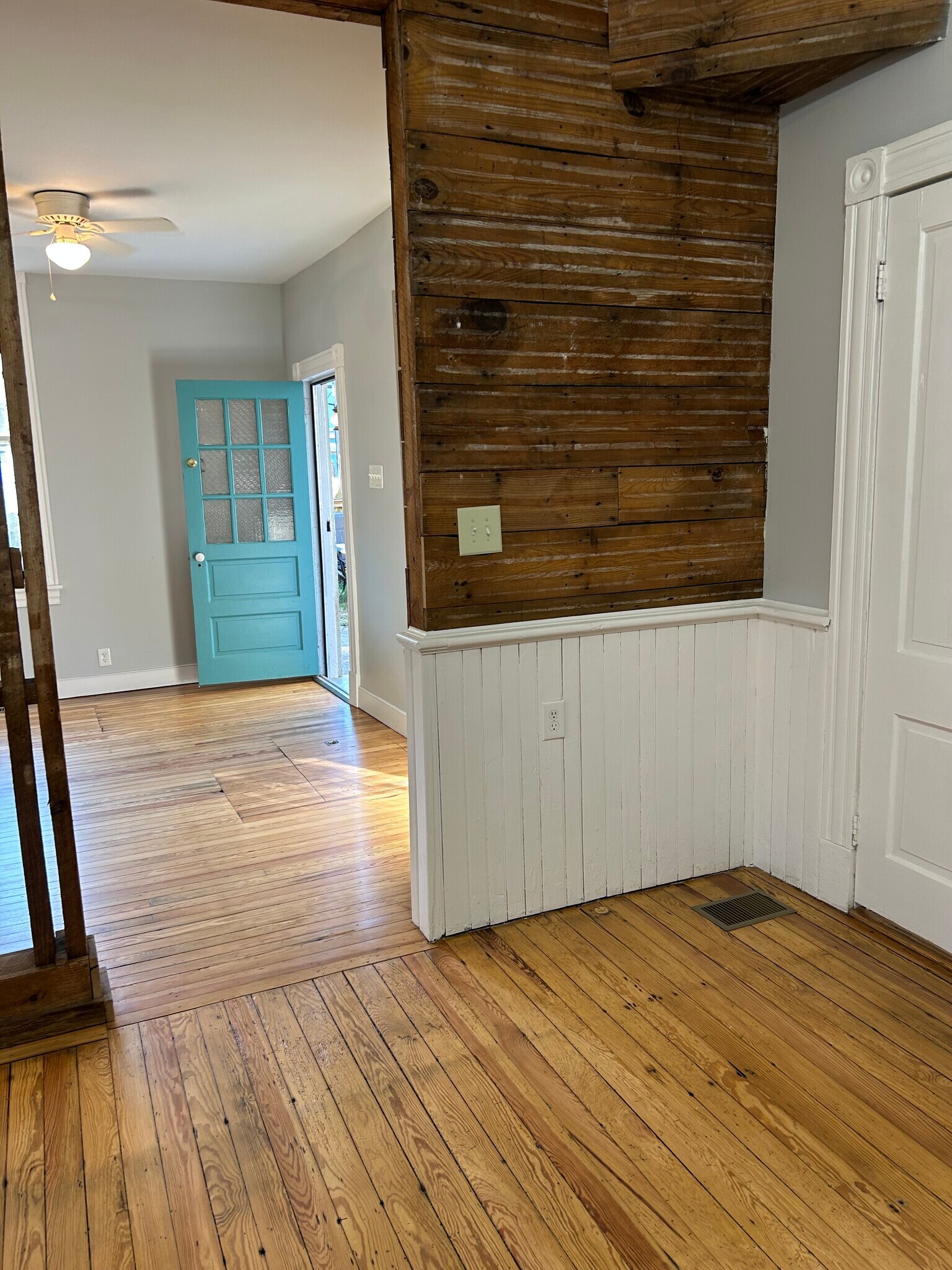 Building Photo - 1103 Oakwood Ave