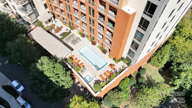 Building Photo - 701 Royal Ct