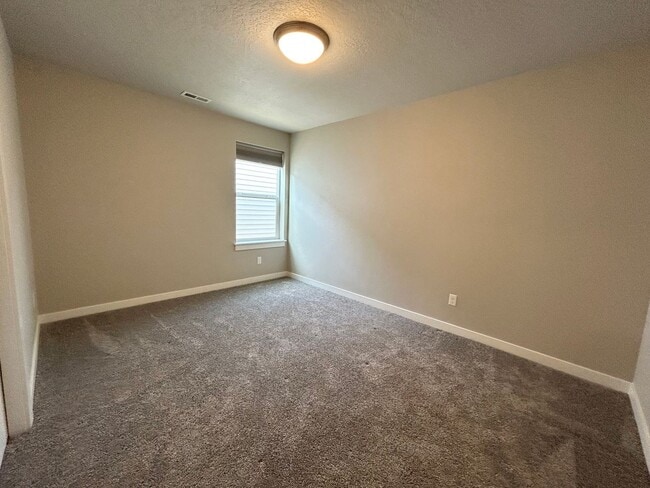 Building Photo - Stunning 3 bedroom 2 bathroom home in Meri...