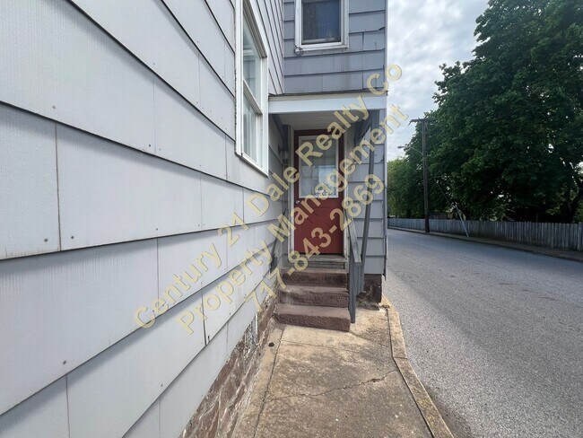 Building Photo - Very Spacious First Floor 2 Bedroom in Dov...