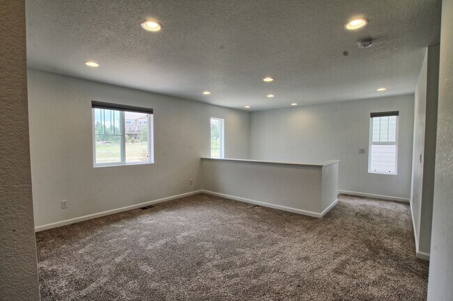 Building Photo - 3 bed 2.5 bath Crystal Valley Ranch home b...