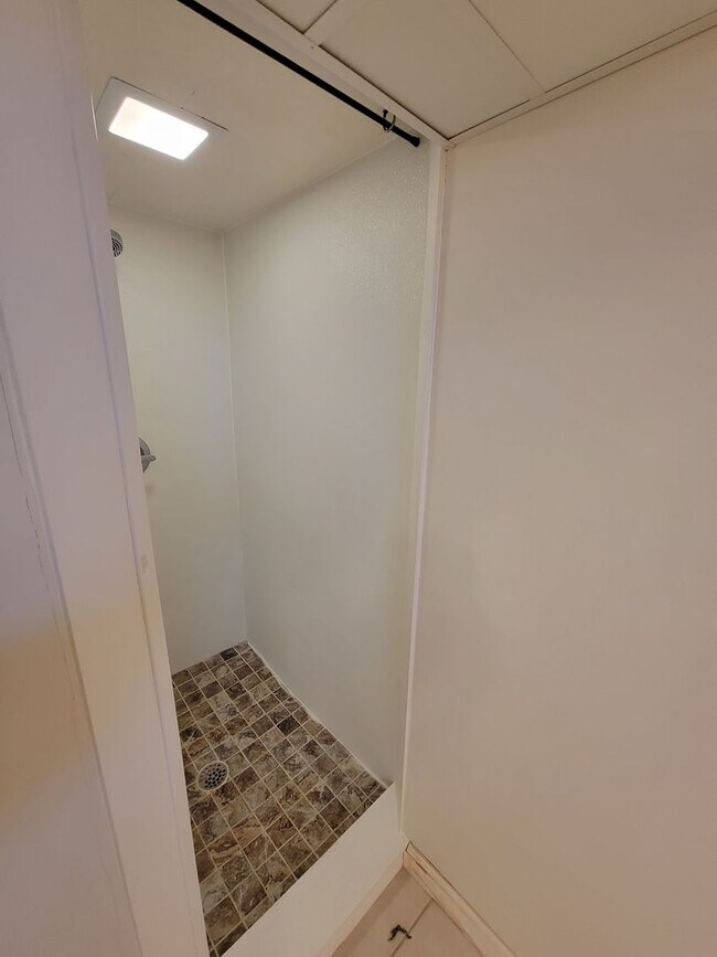 Building Photo - 4 Bed 2 Bath house for Rent!