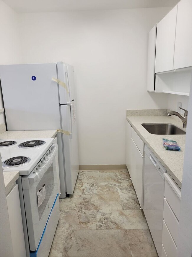 Building Photo - Super Light and Bright Junior 1 Bedroom in The Keys