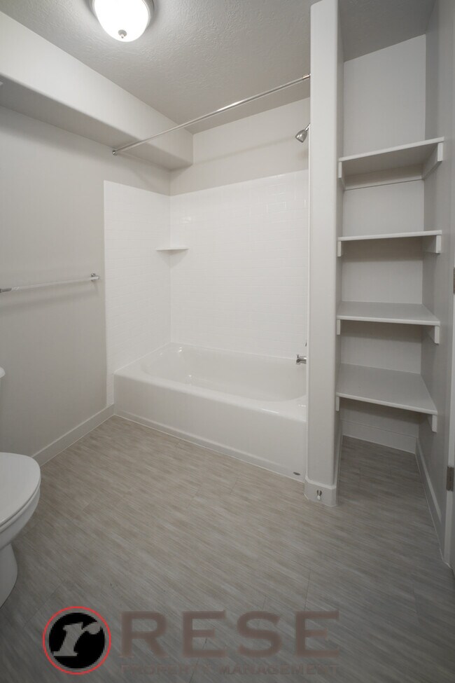Building Photo - Beautiful Modern Orem Condo w free interne...