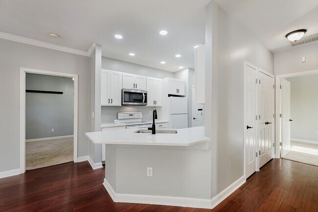 Building Photo - Wonderful 2 bedroom 2 bath Condo End Unit ...