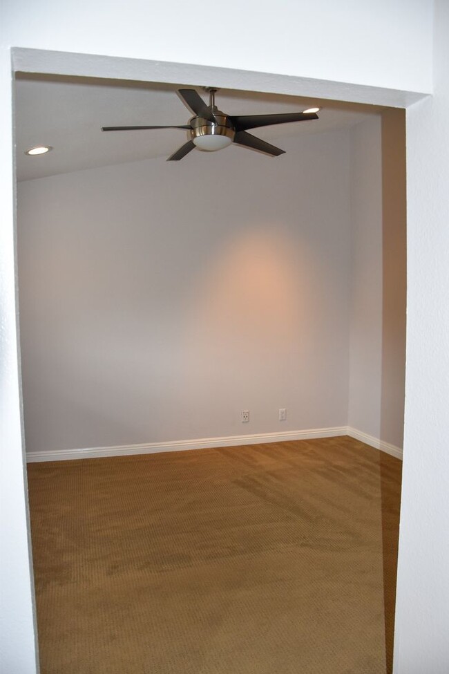 Building Photo - 3 Bedroom 2.5 Bath Hampton Court Condo Nea...