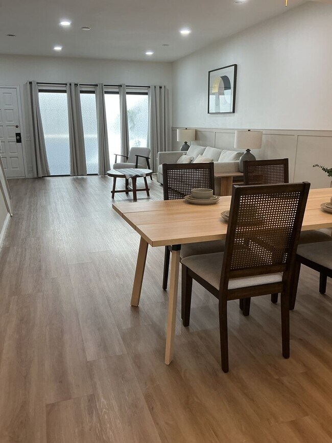 Building Photo - Los Caballeros #001