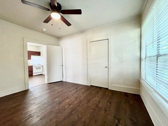 Building Photo - 521 W Collins St