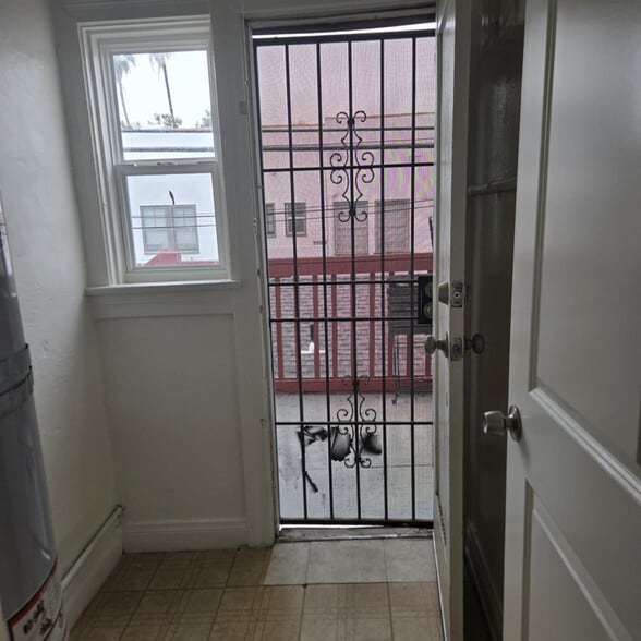 Building Photo - 833 N Formosa Ave