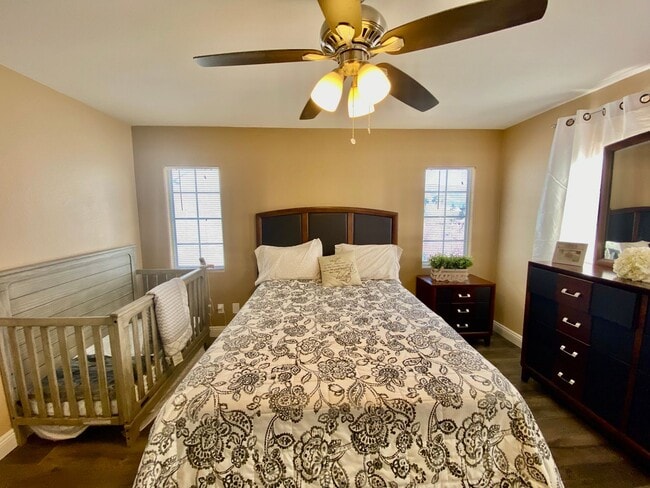 Building Photo - Gorgeous 3 bedroom Home