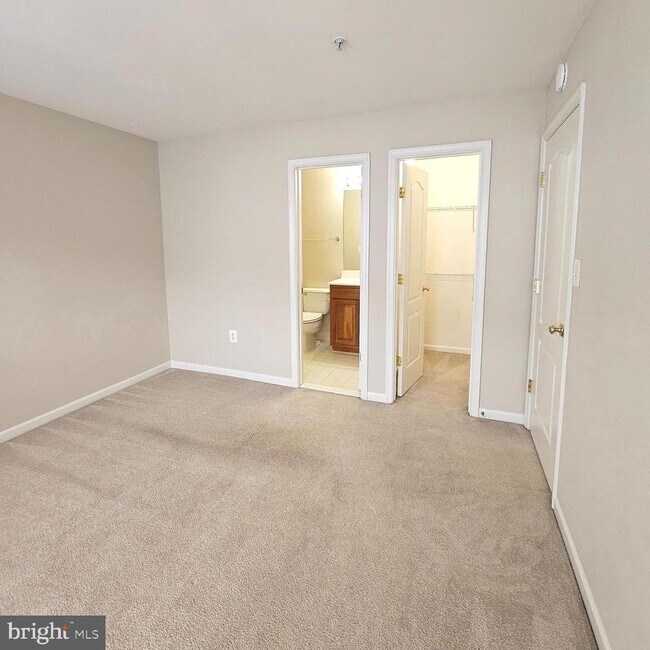 Building Photo - 5098 English Terrace