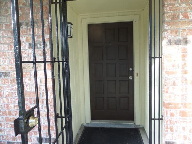 Building Photo - 14611 Leacrest Dr