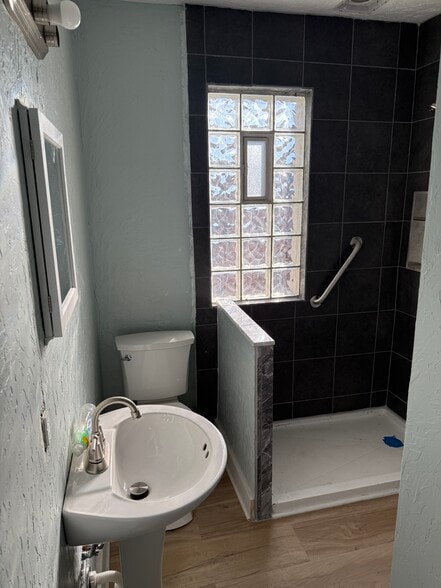 Building Photo - 226 W Sycamore St