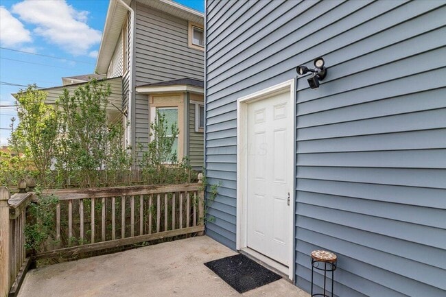 Building Photo - 866 E Starr Ave