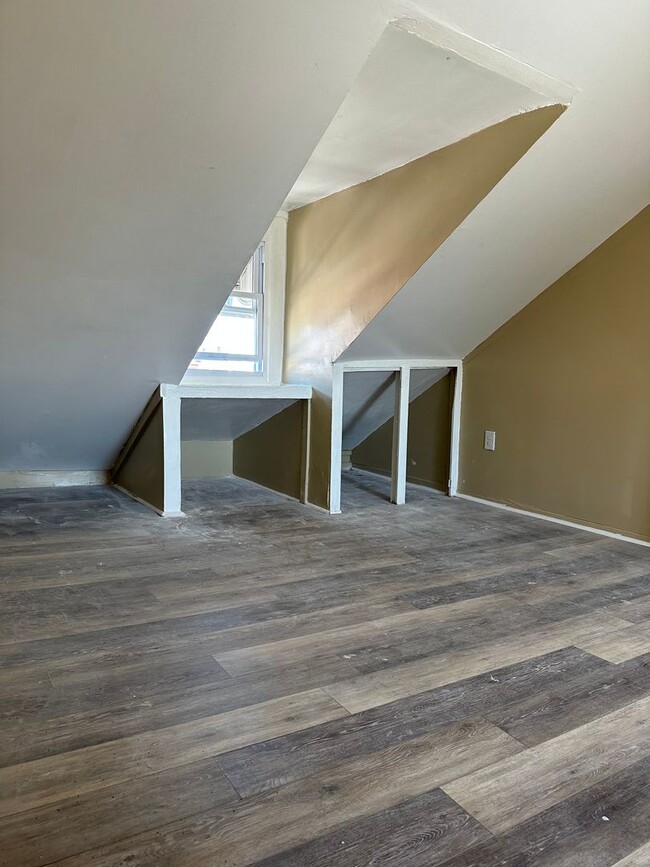 Building Photo - 3 Bedroom House