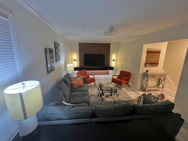 Building Photo - 321 Senate Ct