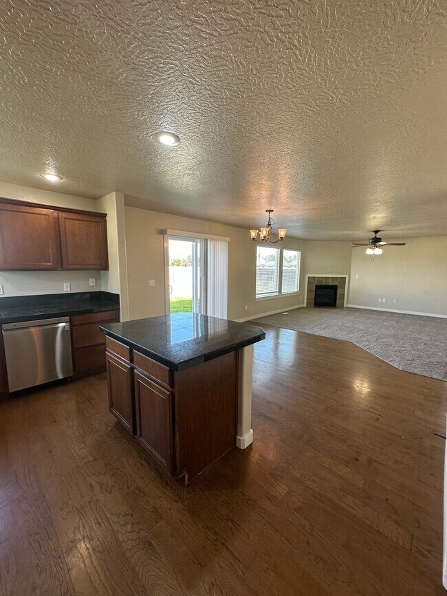 Building Photo - New Carpet! Super Meridian Location!!! Man...