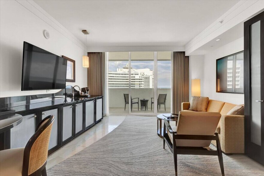 Primary Photo - 4391 Collins Ave