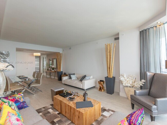 Building Photo - 1300 Brickell Bay Dr