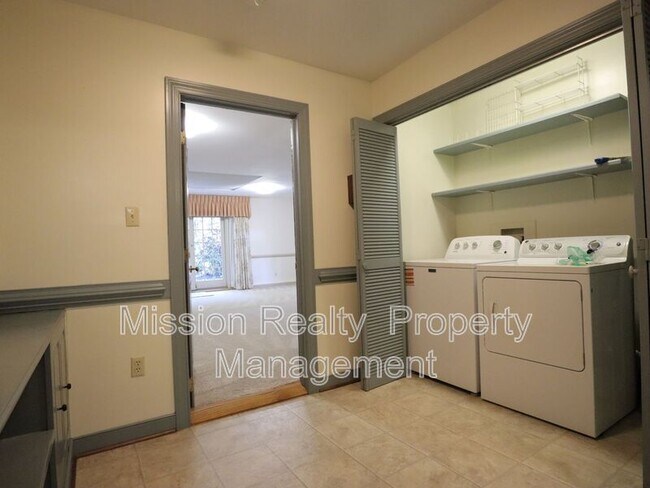 Building Photo - 7580 Rockfalls Dr