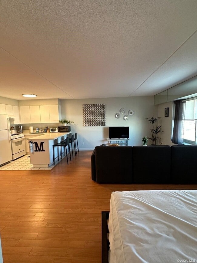 Building Photo - 170 W Broadway