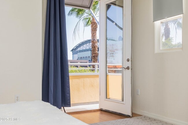 Building Photo - 706 E Washington St