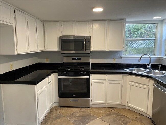 Building Photo - 8402 Spring Valley Dr