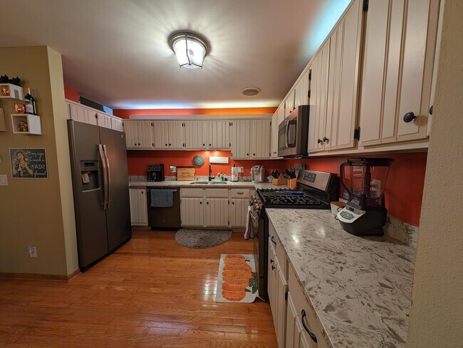 Building Photo - 607 Tamarack Dr W