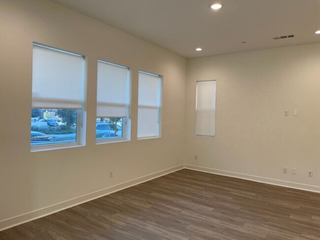 Building Photo - Stunning 3 bedroom 3 bath home in the Grea...