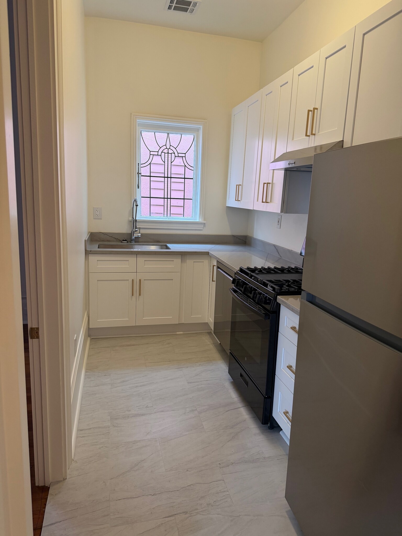 Kitchen - 4223 Prytania St