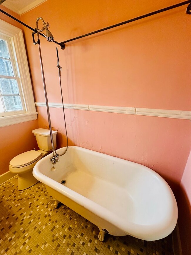 Building Photo - Charming 3bdrm/1.5bth Home Conveniently Located in Richmond's Carytown Area w/Private Balcony!!