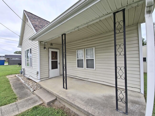 Building Photo - 108 S Oak St