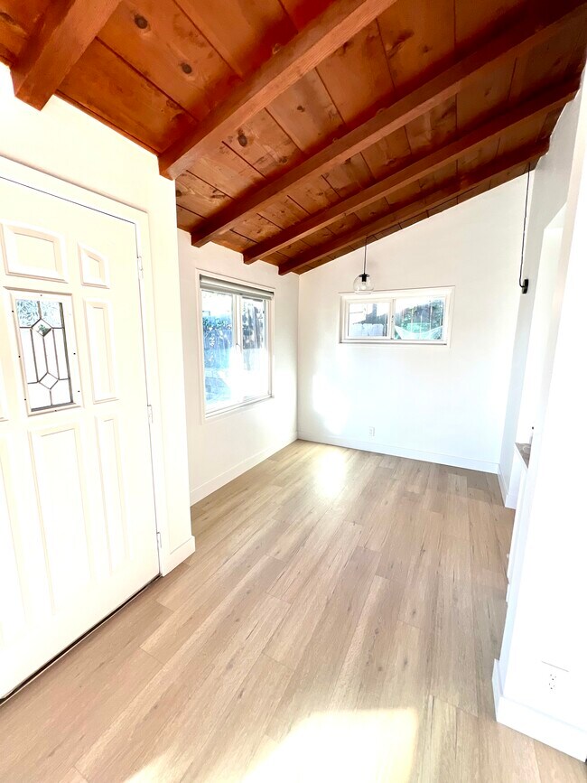 Building Photo - 106 E Avenida Ramona