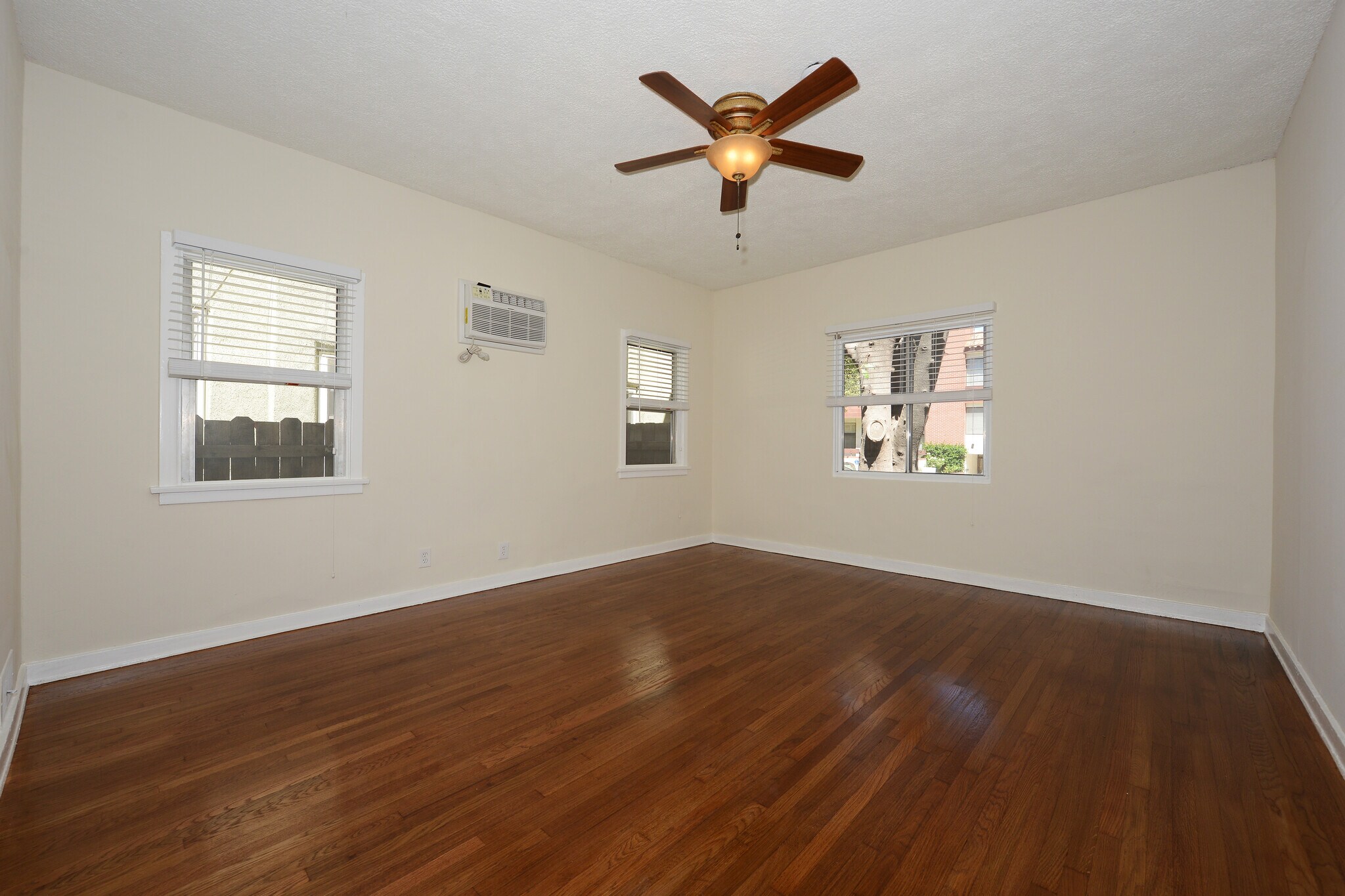 Building Photo - 331 S Reeves Dr