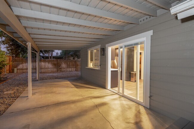 Building Photo - 714 N Beachwood St