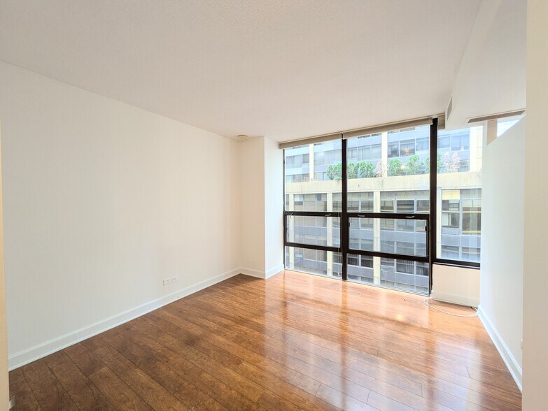 Building Photo - 230 E Ontario St