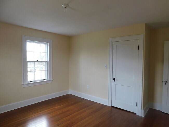 Building Photo - Fantastic mix of charm and updates!