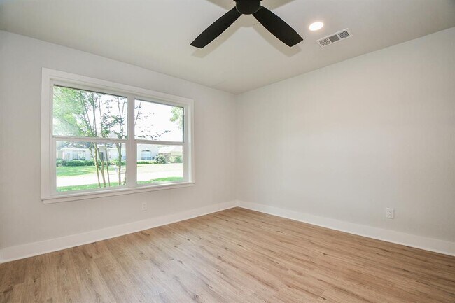Building Photo - 4302 McDermed Dr
