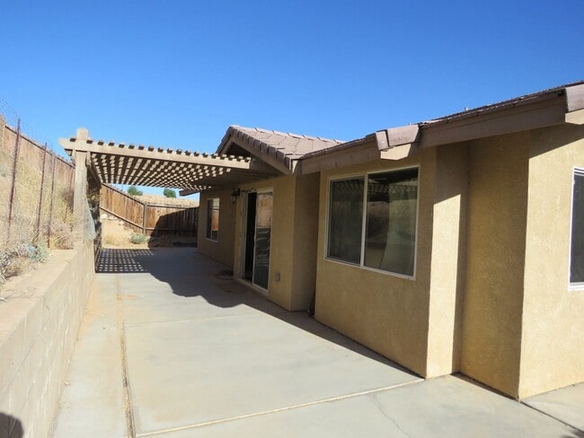 Building Photo - 5 Bedroom in quiet community!