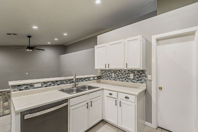 Building Photo - 841 N Hillridge