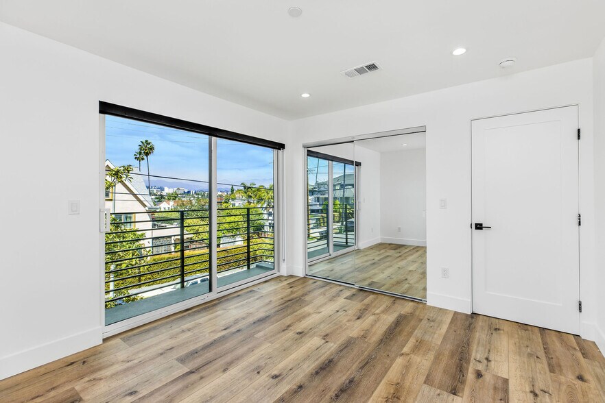 Building Photo - 571 N Mariposa Ave