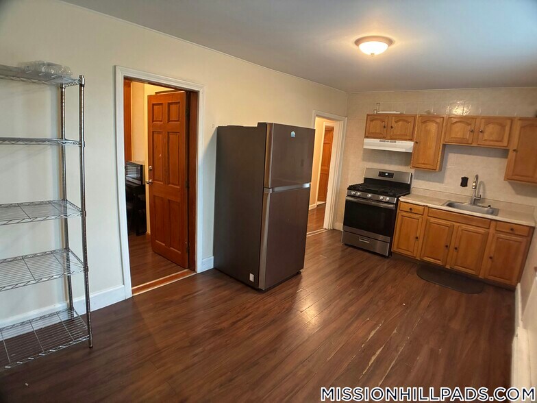 Building Photo - 739 Parker St