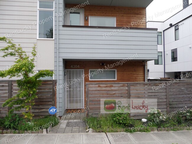 Building Photo - Stunning 4-Bedroom Newer Construction w/Huge VIEW Rooftop Deck in Fremont!!