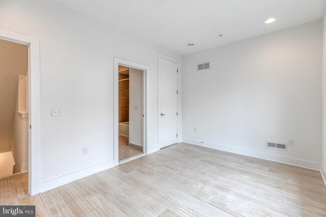 Building Photo - Northern Liberties Townhome with Parking