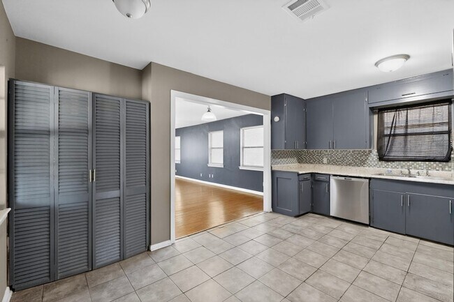 Building Photo - 2104 Hillburn Dr