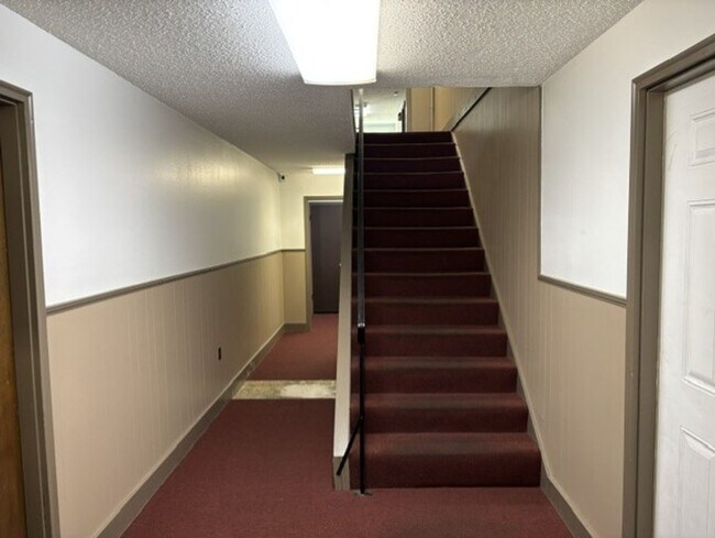 Building Photo - 613 Colonial Dr
